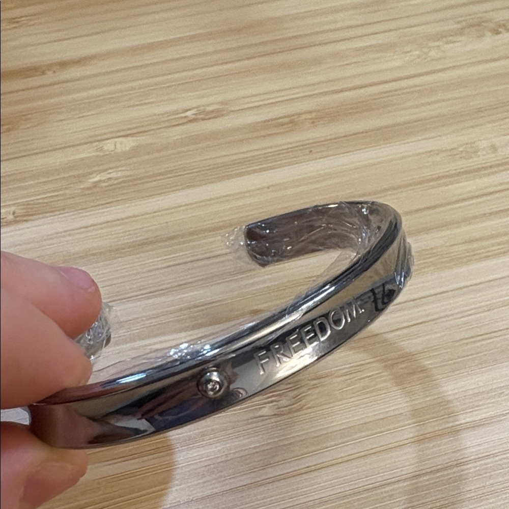 New Inori stainless steel  Bangle Bracelet size 6. - Picture 5 of 5